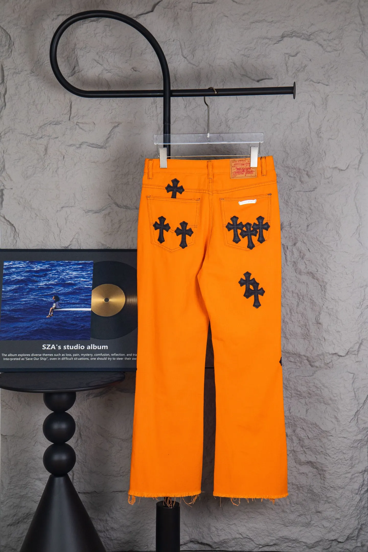 P260 top version Chrome Hearts Orange Cow King patch leather flared jeans 🌞It can be called the most summery style of Chrome Hearts. The vibrant orange is the unique and passionate color of summer. Wearing it, it seems to bring sunshine and dazzling dazzling.  These pants are modified based on Levi's genuine American-made 90 second-hand soleplates, and the quality is guaranteed. The sterling silver hardware accessories are full of texture and reflect fine light as the body moves, giving it a high-end feel. The lambskin leather craftsmanship is exquisite, the soft leather collides with the tough denim, and the design is full of sense.  The bell-bottom style is retro and fashionable. It not only modifies the shape of the legs, but also makes you walk with wind and full aura. Whether paired with a simple white T-shirt or a personalized short top, you can easily create an exclusive trendy look.  🔶The unique orange color stands out among the crowd of jeans and easily becomes the focus of your outfit.  Size covers M-XXL (corresponding to sizes 30-36),